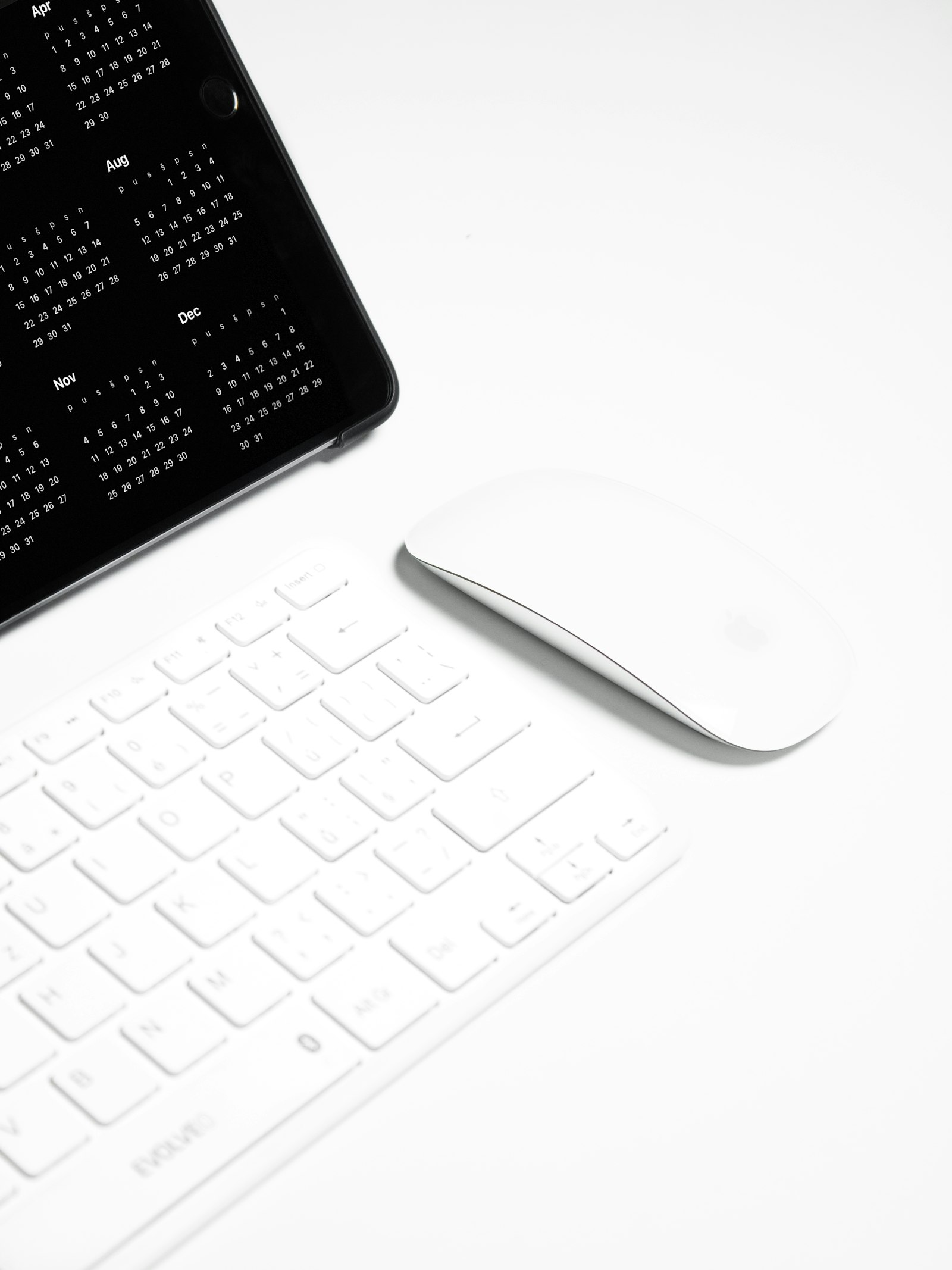 Clavier et souris sur un bureau de travail