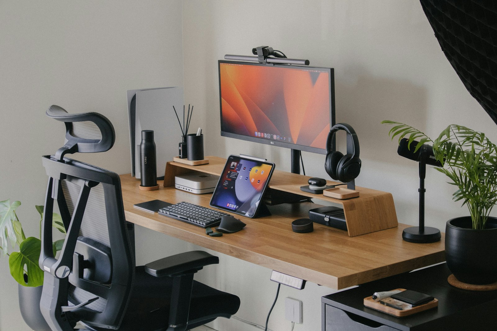 Poste de travail moderne avec bureau, chaise et ordinateur